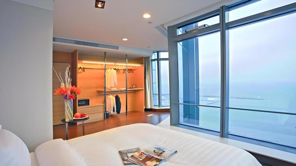 Grand Madison Qingdao Harbour-View Central（Former Qingdao Farglory Hotel） Exterior photo